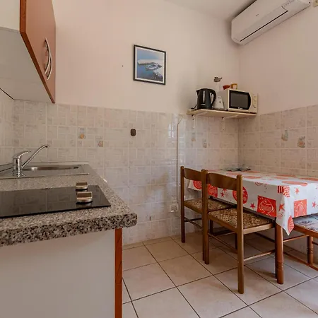 1 Bedroom Lovely In מאנדרה