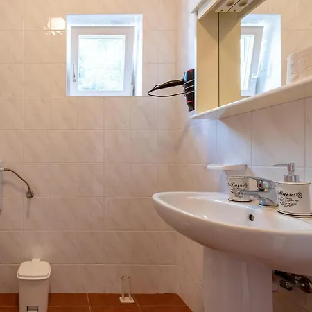 1 Bedroom Lovely In מאנדרה
